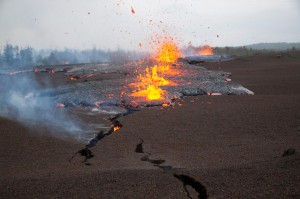 The March 2011 Kamoamoa fissure eruption. HVO/USGS photo.