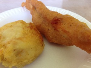 Kawamoto's "Ono Tempura" is on the left, Hilo Lunch Shop's is pictured at right. Photo by Nate Gaddis.