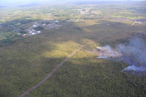 Kīlauea’s East Rift Zone lava flow remains active upslope from the Pahoa Marketplace area, visible at upper left, though activity has waned over the past week. The flow was very close to a firebreak road cut several months ago. The Pahoa Transfer Station is at upper right. The view is to the southeast. HVO photo.