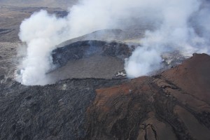 Aug. 28:View of Puʻu ʻŌʻō crater, looking south. The floor of the crater was resurfaced yesterday (August 27) by lava flows erupting from a vent at the northeast edge of the crater (fuming area to the left). USGS/HVO photo.