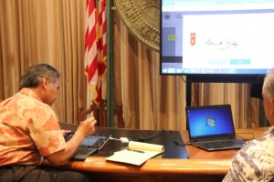 Governor David Ige participated in a training session on the eSign program on Sept. 29. Office of Governor David Ige photo.