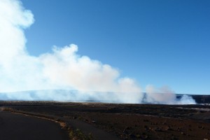 Kīlauea Volcano’s summit lava lake within Halema‘uma‘u Crater discharges a particle-rich plume of noxious sulfur dioxide on December 9, 2015. USGS photo.