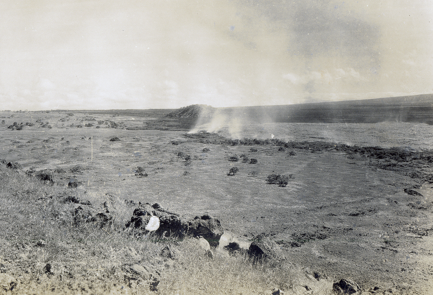 This photo, taken by Thomas Jaggar on December 21 during the1935 Mauna Loa eruption, shows the Humuula pāhoehoe flow ponding and slowly expanding eastward. The image looks east-southeast toward Puʻuhuluhulu from the southernmost Omaokoili cinder cone in the vicinity of today’s Saddle Road and Mauna Kea Access Road juncture. USGS photo.
