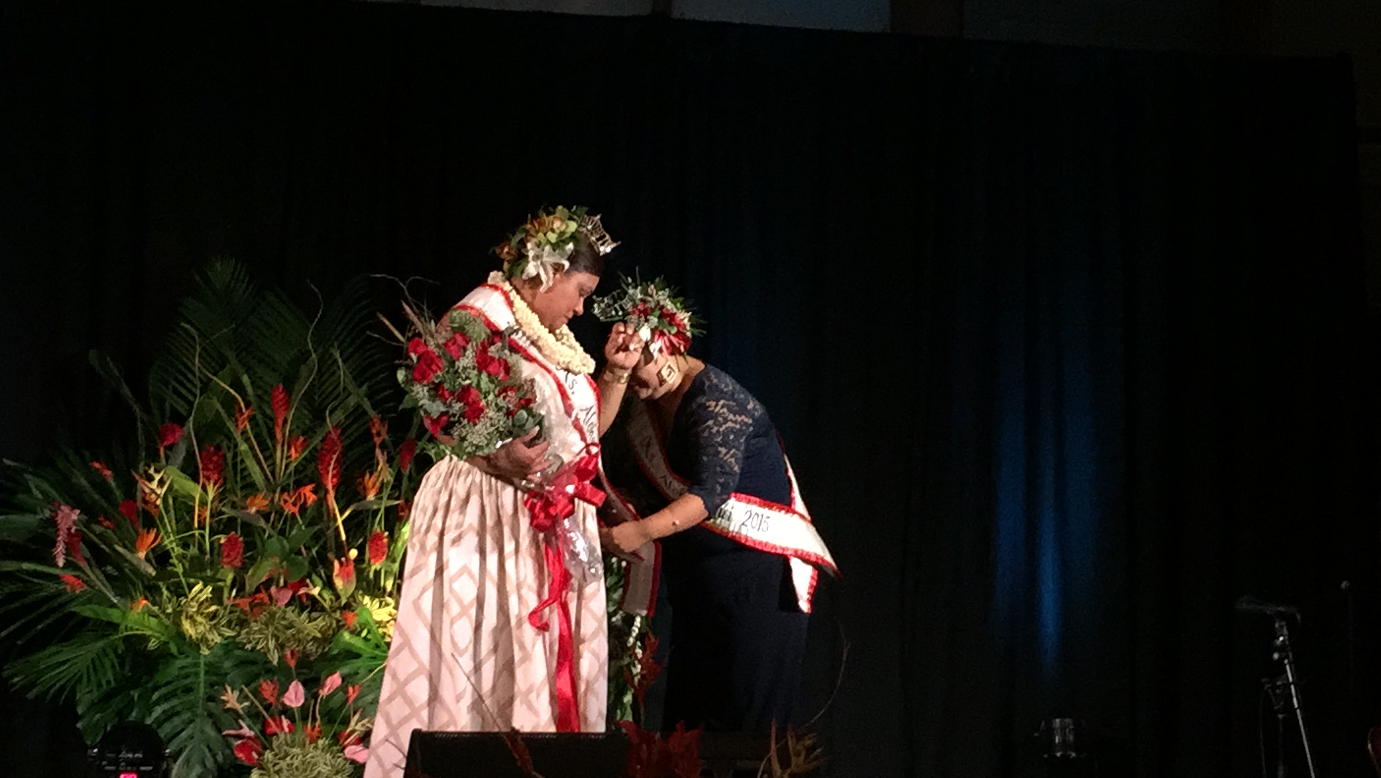 2015 Ms Aloha Nui winner Jacelyn Auna crowned and pinned the 2016 winner Shari Ann Drummundo. Darde Gamayo photo.