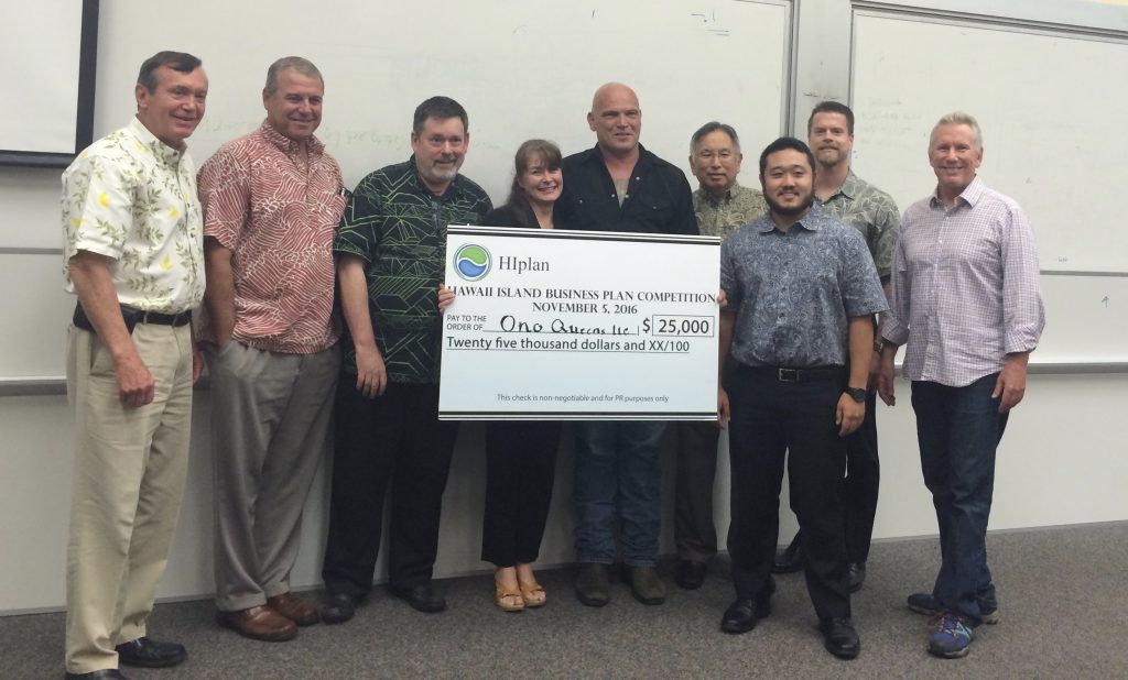 Ono Queens owners Wendy and Chris Klepps (center) won $25,000 in HIplan's business plan competion. Also pictured (L–R)  are Co-chair Kelly Moran, judges Chuck Erskine, Howard Dicus, Greg Taketa, Jared Kushi, Murray Clay and Co-chair Jim Wyban. HIplan photo.